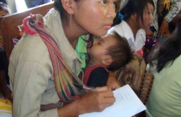 老挝 | 2020年4月13日 — 年轻夫妻被赶出家门