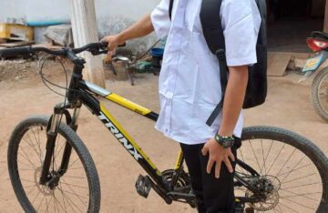 LAOS | NOV. 02, 2020 — Teenager Kicked Out
