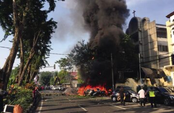 인도네시아 | 2021년 04월 30일 — 자살 폭탄테러범의 교회 공격에 19명 부상