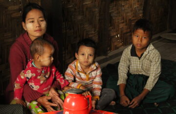 미얀마 | 2021년 5월 14일 — 예수님인지 마을인지 선택할 것을 압박받는 기독교인 가족