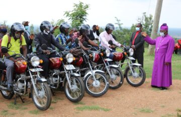 우간다  | 2021년 11월 22일 — 오토바이를 선물로 받은 목회자들