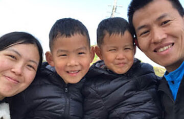 중국 | 2021년 11월 29일 — 이른비 언약교회의 한 가족을 구금한 당국자들