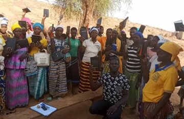 Буркина-Фасо | 08.05.2023г — супруги получили Библию взамен утерянной во время бегства