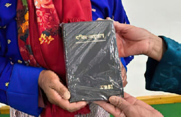 不丹 | 2023年9月6日 — 新信徒的圣经改变了整个家庭
