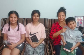 尼泊尔 | 2024年2月14日 — 存储卡和女儿的治愈让家人收获信仰