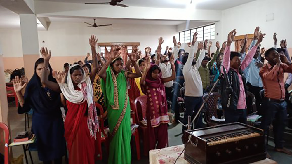 인도 | 2024년 4월 8일 — 예배를 드린다는 이유로 무참히 구타당한 목사와 아들